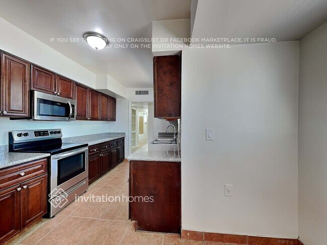 Building Photo - 1448 E 2nd St