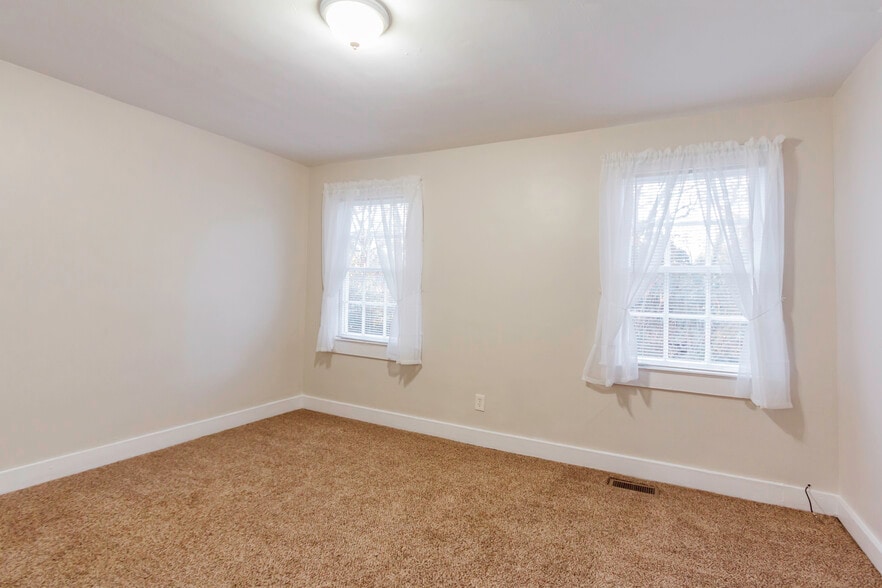 Building Photo - 1022B Druid Cir