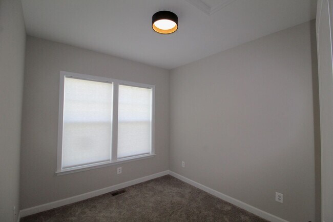 Building Photo - 3 bedroom town home with a finished basement and garage located in popular Preston Lakes