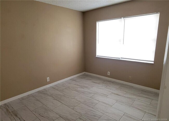 Building Photo - 1524 SE Royal Green Cir