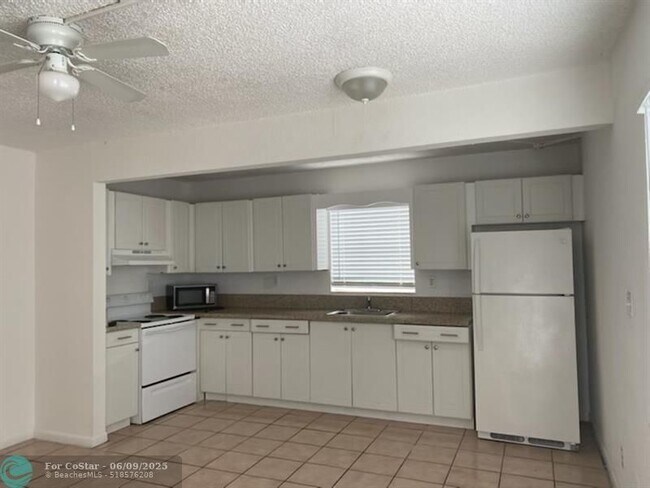 Building Photo - 5831 SW 36th Ct
