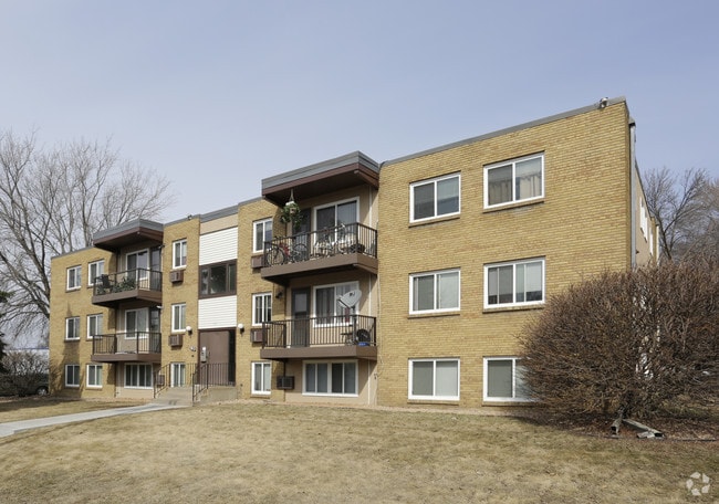 Primary Photo - Seven Eleven Apartments