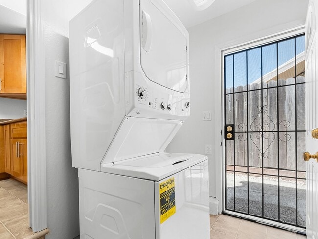 Building Photo - Duplex Living