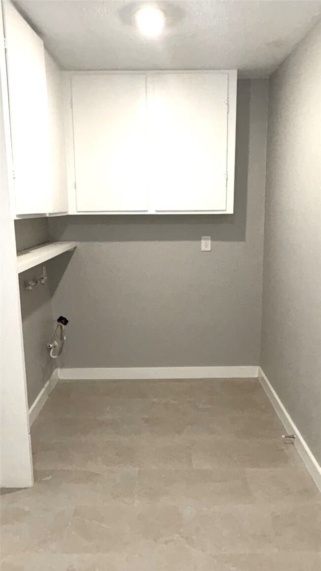 Building Photo - 212 Stratmore Dr