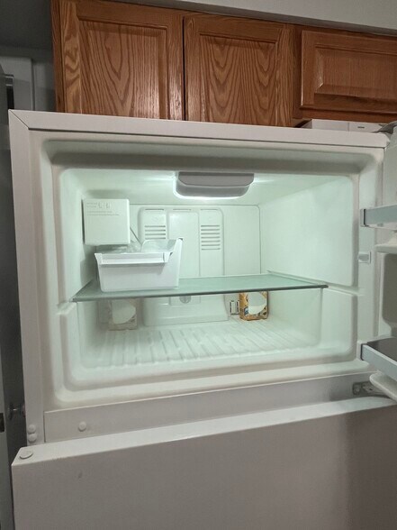 Fridge with icemaker - 728 Dobson St