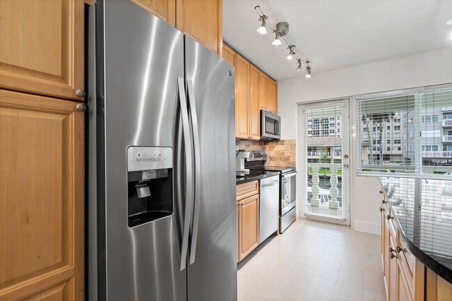 Building Photo - 2881 NE 32nd St