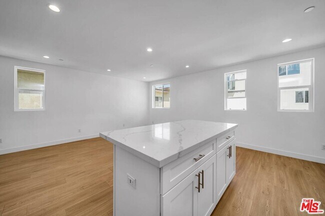 Building Photo - 227 S Park View St