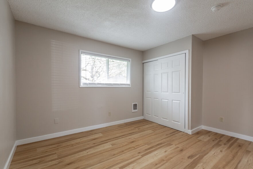 Building Photo - 110 SW Fleishauer Ln