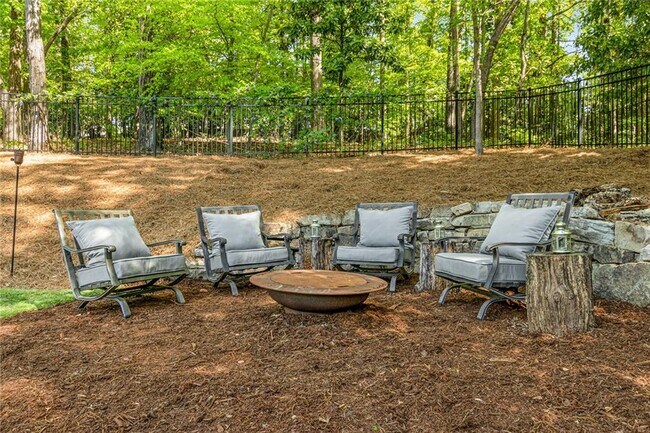 Building Photo - 1100 Kingston Dr NE