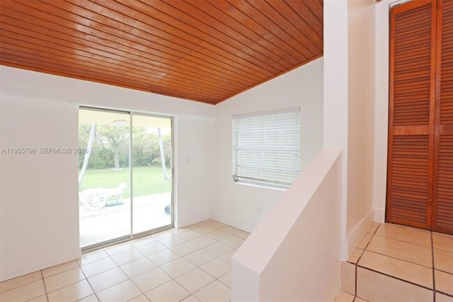 Building Photo - 2746 SW 32nd Ct