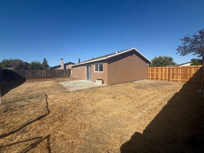Building Photo - 486 Colonial Cir