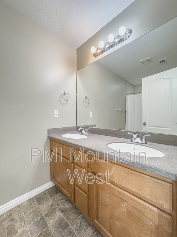 Building Photo - 948 Chelsea Ln