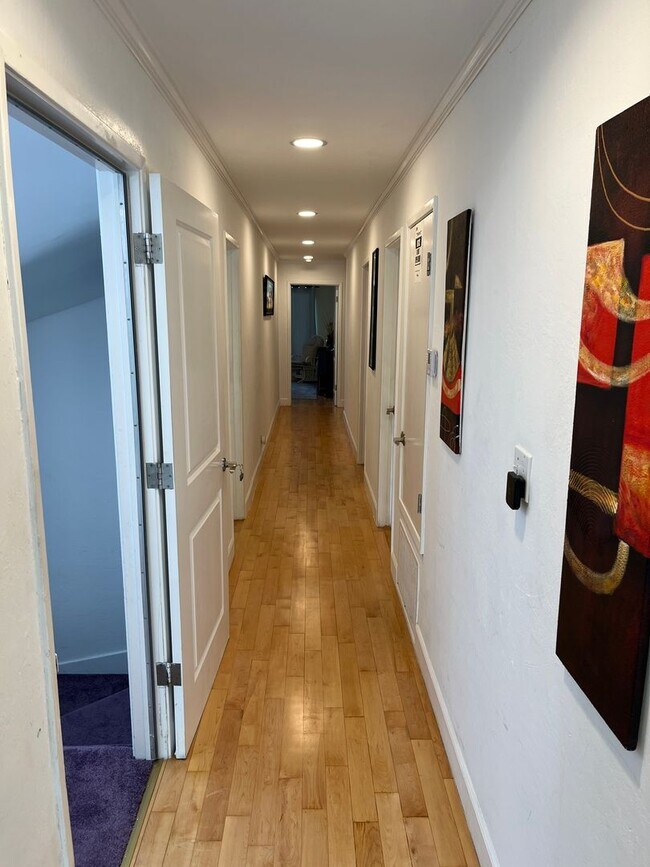Building Photo - Amazing rare updated full floor Richmond f...
