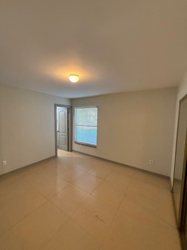 Building Photo - 3 Bedroom 2 Bathroom Granada Hills Home (Main House) Great Location!