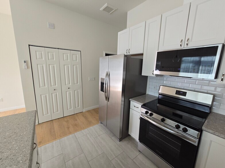 Building Photo - 4386 Marlborough Ave
