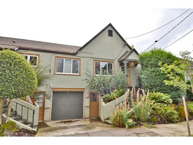 Building Photo - Darling Condo in heart of Hawthorne