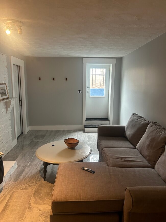 Building Photo - 890 Highland Ave