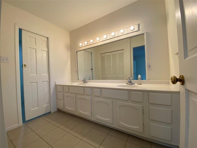 Building Photo - 2728 W Holcombe Blvd