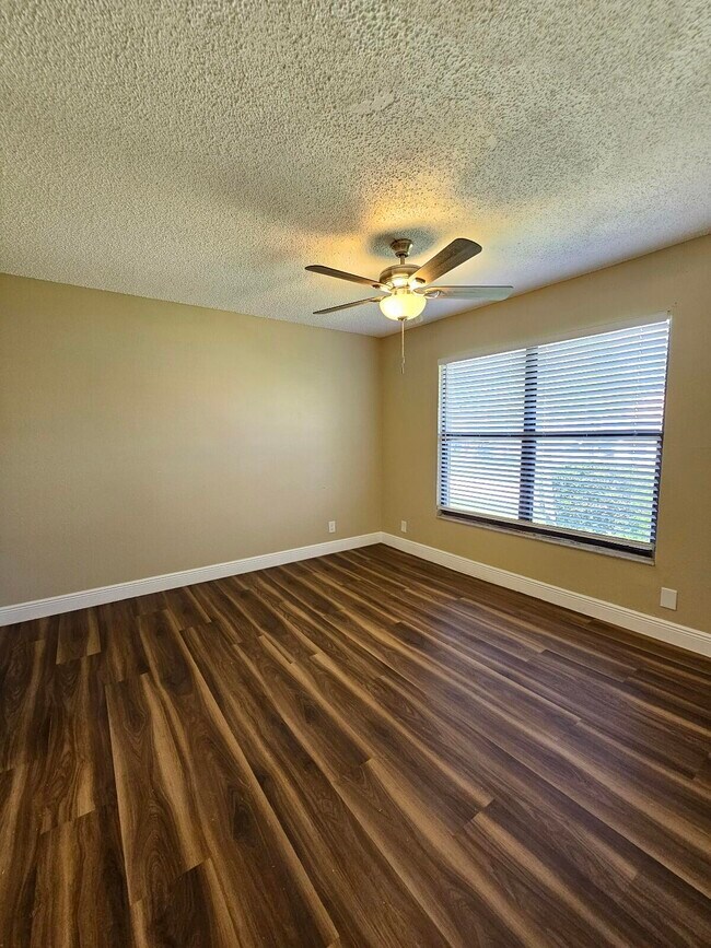 Building Photo - 1447 Lake Crystal Dr