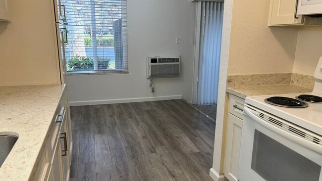 Building Photo - Spacious 2 bed/2 bath condo in Concord