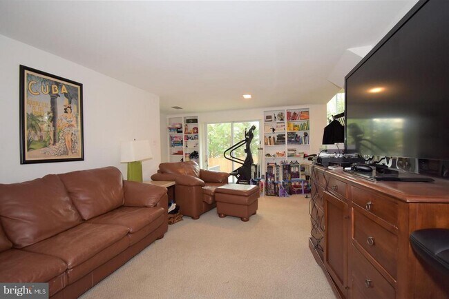 Building Photo - 6405 Middleburg Ln