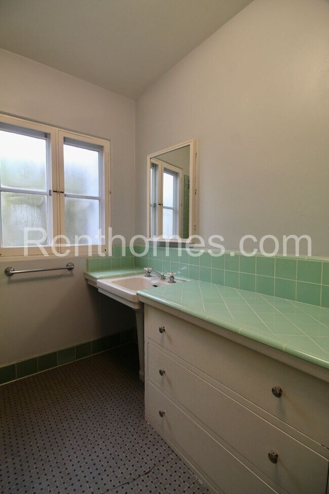 Building Photo - 2244 Plum St