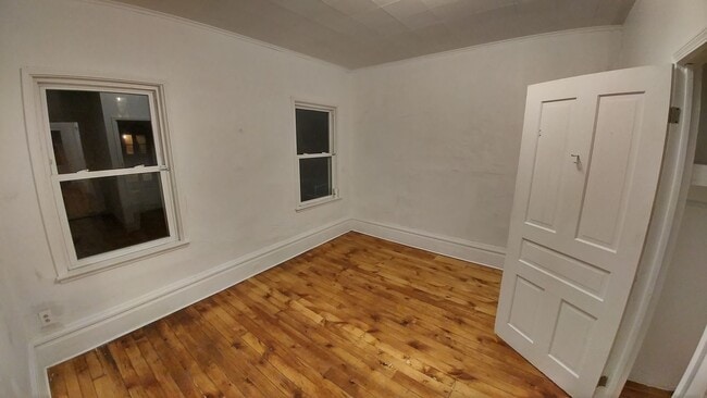 Building Photo - Large 3 bedroom, 2 bathroom freshly renovated house with stainless steel appliances!!