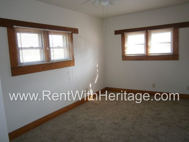 Building Photo - GORGEOUS RANCH/ GRAND PA'S BUNGELOW/ 1.6 ACRES/ FRONT PORCH/ PRIVATE YARD