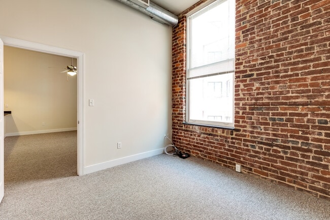 Building Photo - 1321 1/2 E Main St