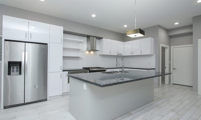 Building Photo - 309 E 43rd St
