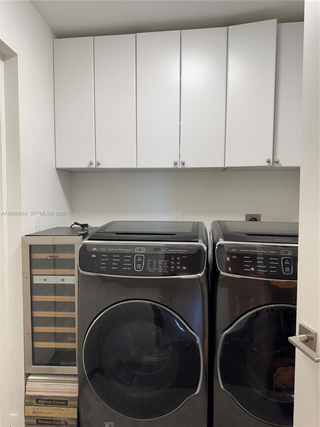 Building Photo - 2020 N Bayshore Dr