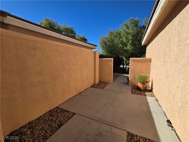 Building Photo - 4814 Regalo Bello St