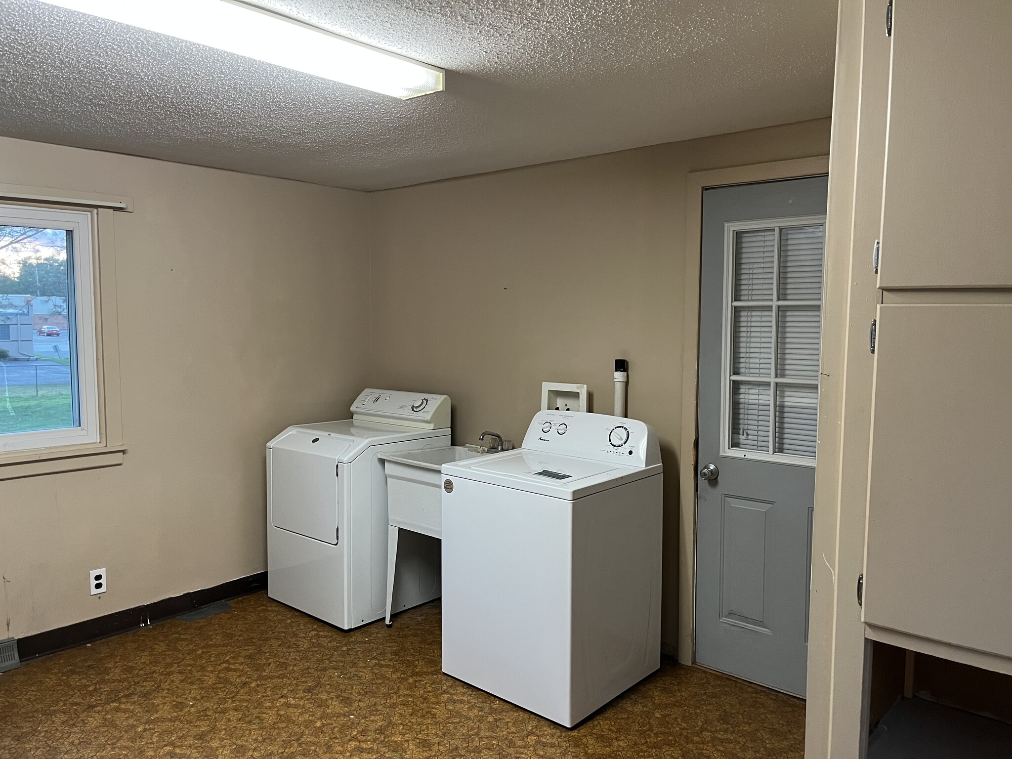 Shared laundry room - 455 S Arch Ave