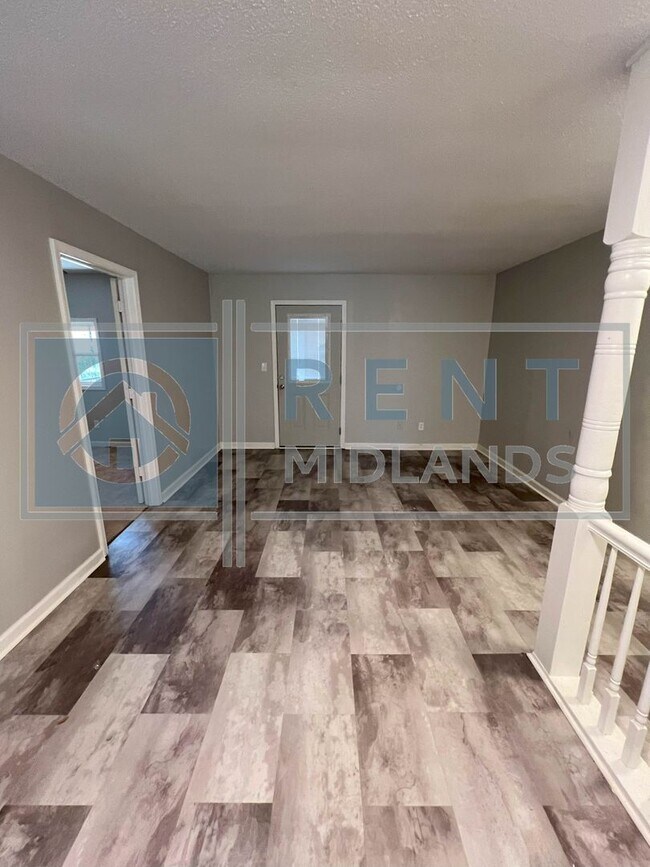 Building Photo - COMING SOON: Newly Renovated 2 Bedroom Apa...