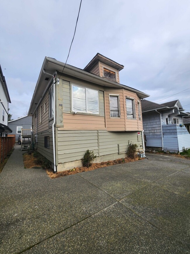 Building Photo - 304 NE 50th St