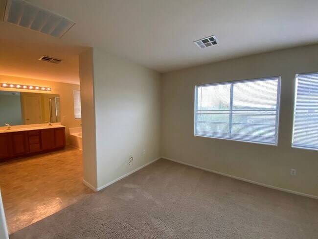 Building Photo - Beautiful & spacious home on an oversized ...