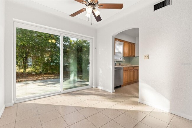 Building Photo - 885 James St