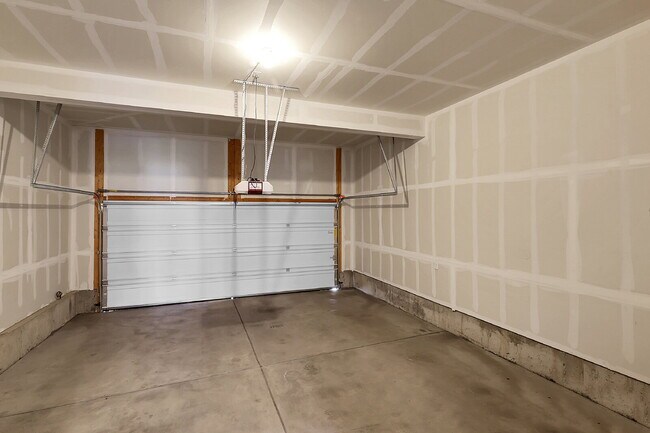 Building Photo - $2,595.00, 3 bed, 2.5 bath Townhouse in Au...