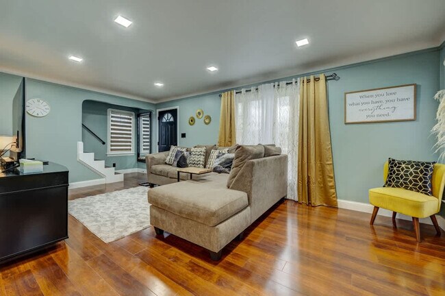 Building Photo - 3855 Grosvenor Rd