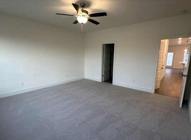 Building Photo - 5049 Greentree Dr