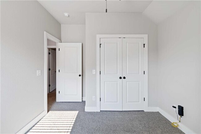 Building Photo - 9 E Loveland Loop