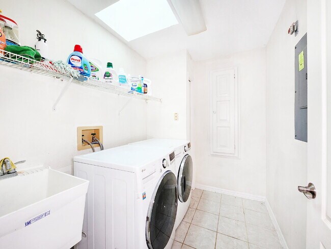 Building Photo - "3-Bed, 3-Bath Gem in New Port Richey with 2,233 Sq Ft of Living Space!"