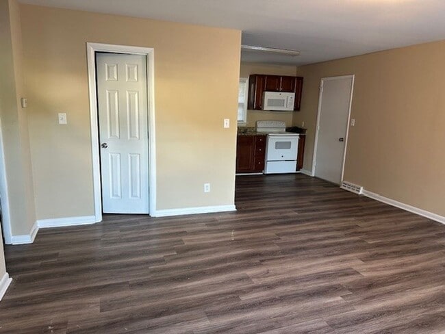 Building Photo - Conveniently located 3 bedroom/2 Bath house