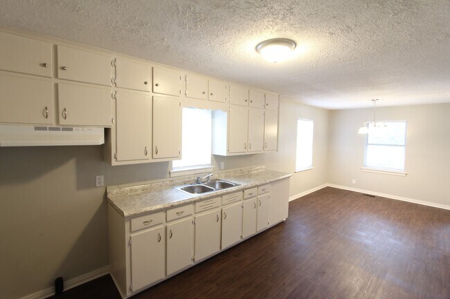 Building Photo - New On the Market - South Eastlake - Newly...