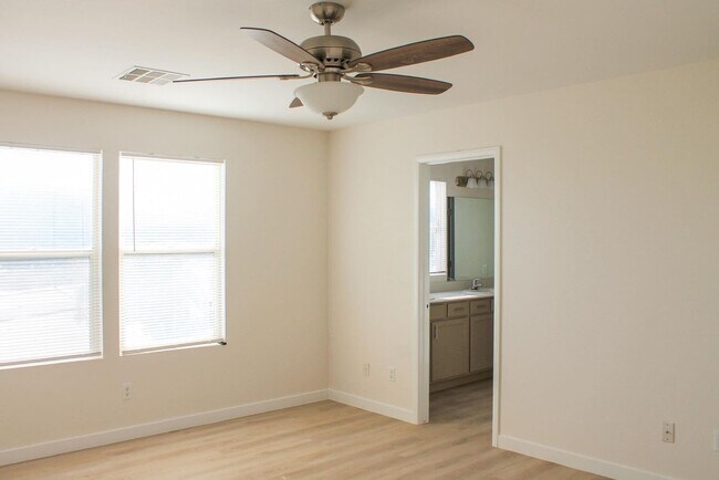 Building Photo - Gorgeous 4Bed/2.5Bath/2Car home located in North Las Vegas Raven Hill gated community!