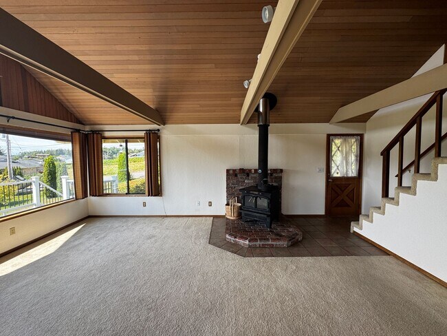Building Photo - 2 Bedroom + Bonus Room + Loft Hansville Ho...