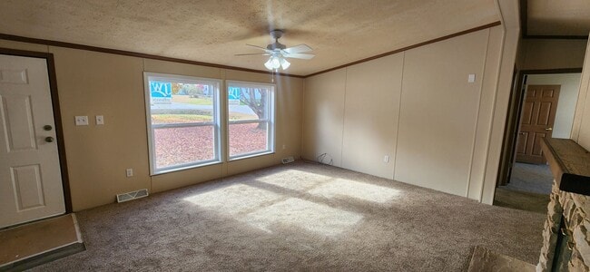 Building Photo - Spacious 3 Bedroom, 2.5 bathroom home with detached garage!