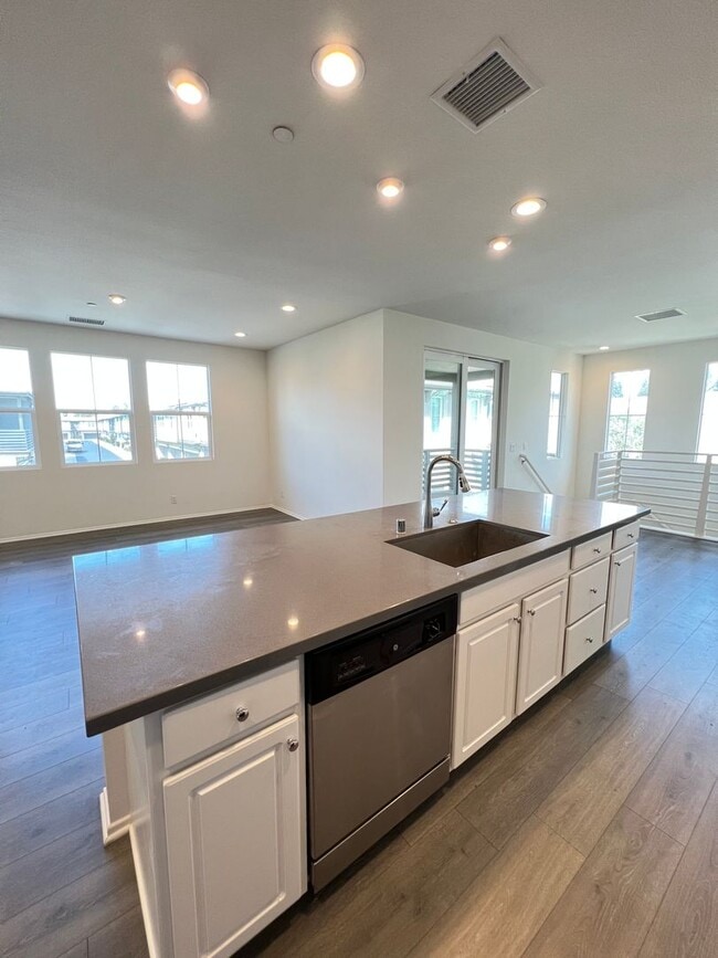 Building Photo - Beautiful 2 Bedroom 2 Bath Townhome