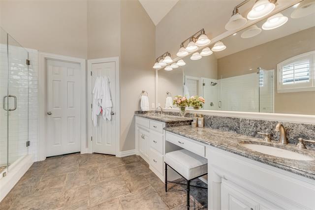 Building Photo - 704 Kleberg Ct
