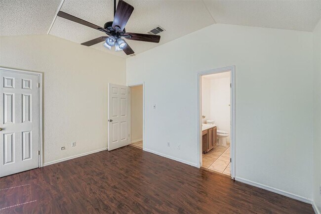 Building Photo - 1609 Honeysuckle Ln